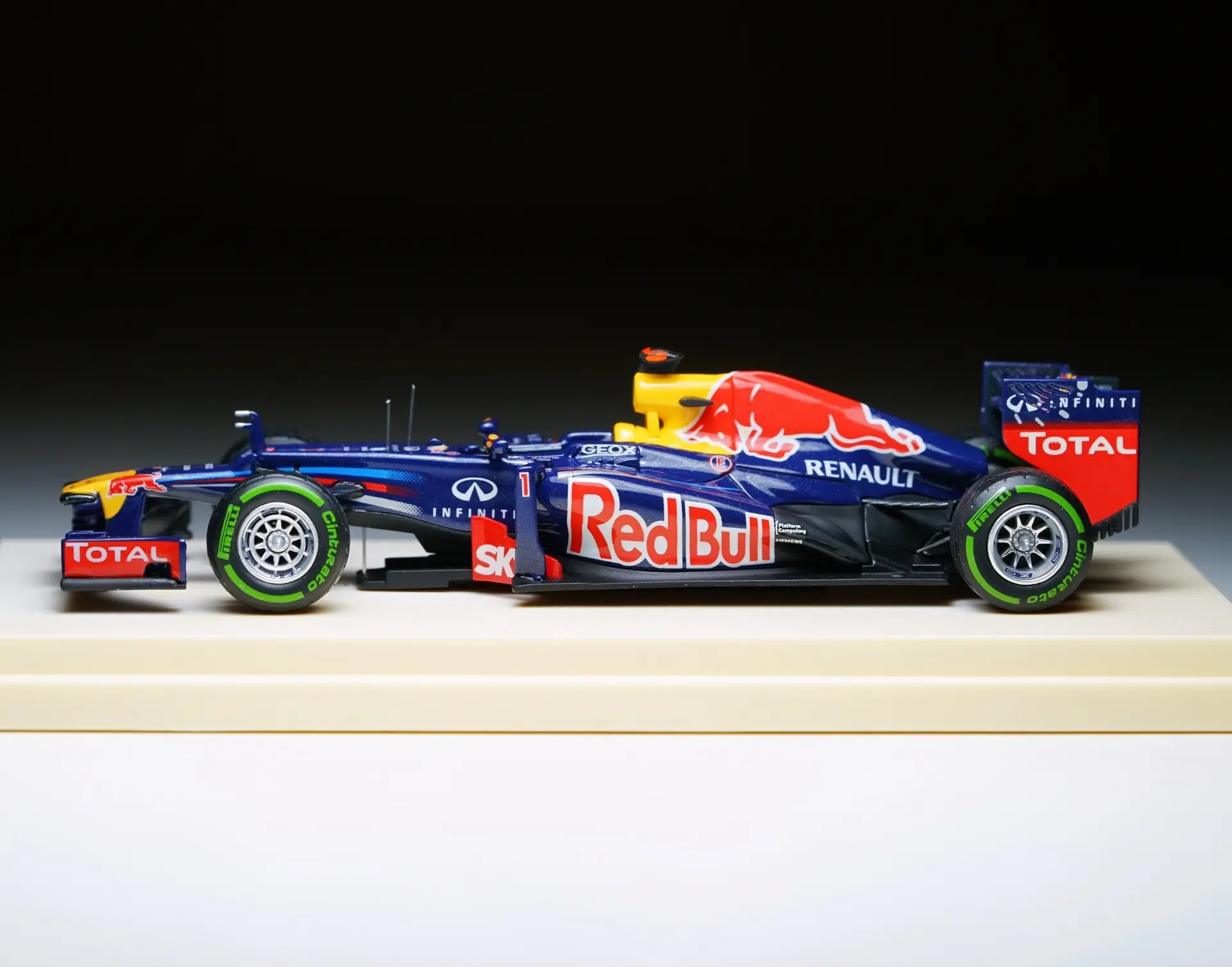 爱游戏在线-红牛车队鏖战阿斯顿马丁,阿隆索统治全场