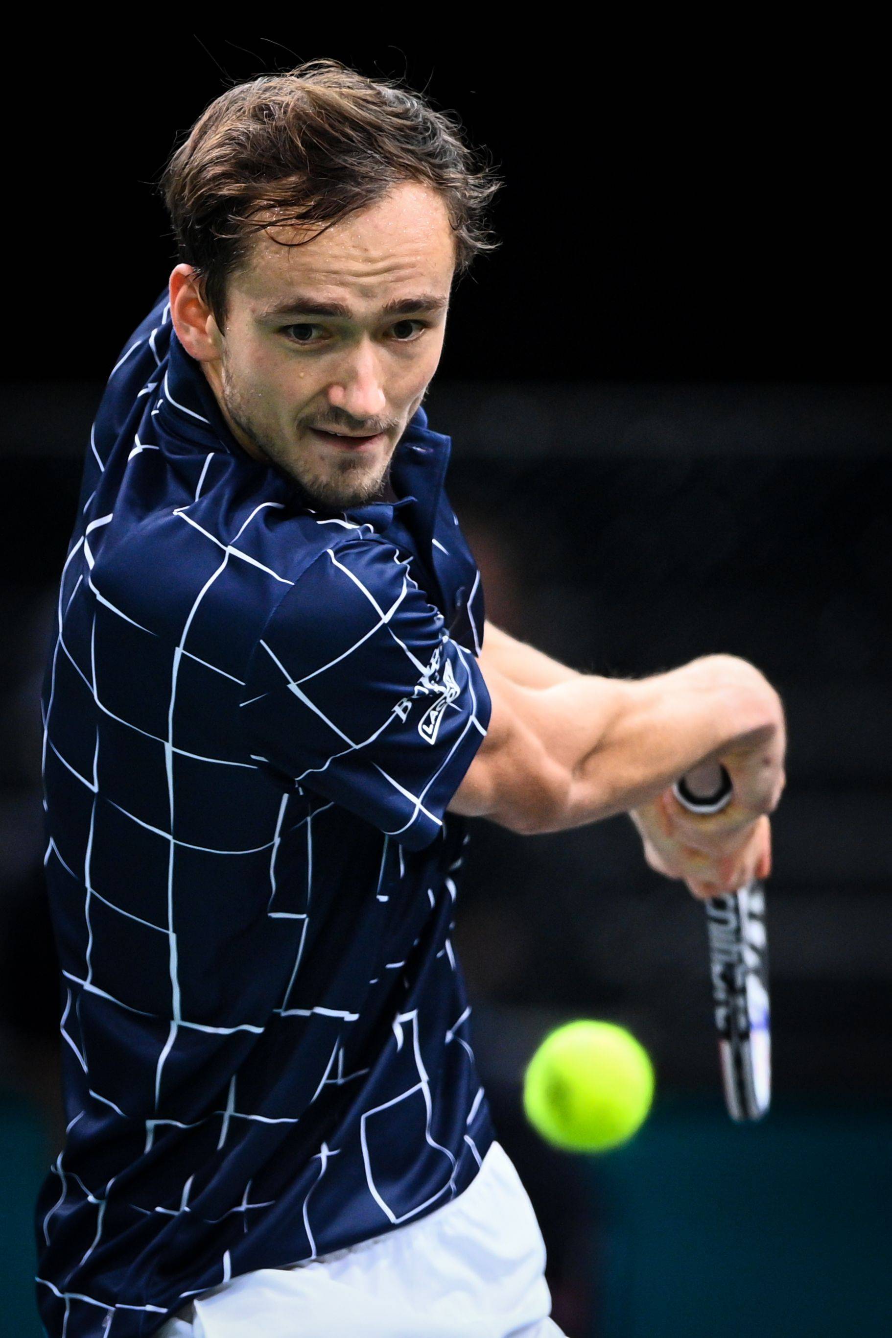 爱游戏官网-年终总决赛完胜拉沃尔杯，梅德韦杰夫高光表现