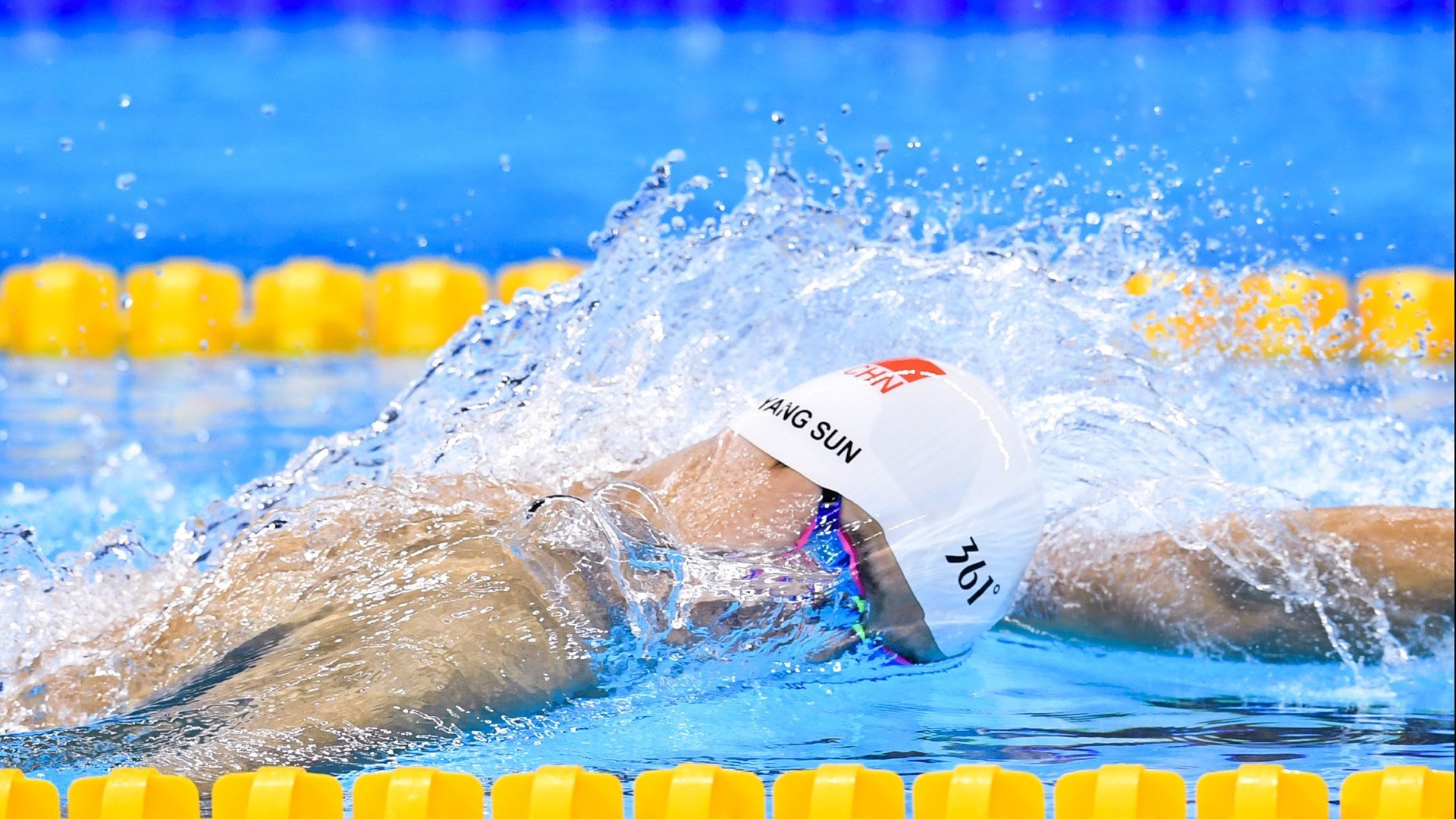 爱游戏官方-当公牛角顶碎太阳,F1年度争冠暗战背后的终极隐喻